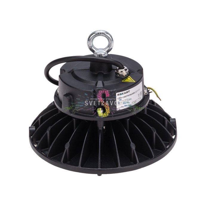 Крупный план черного алюминиевого светильника для высоких пролетов с прозрачным рассеивателем, степень защиты IP65