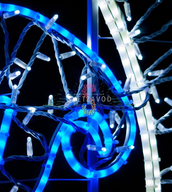 Детальное фото светодиодной композиции "Сказочные феи": две 2D фигуры высотой 200 см с металлическим каркасом, дюралайтом и гирляндами, установленные на улице.