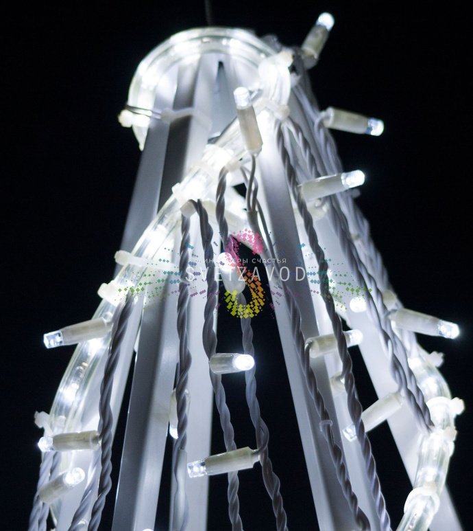 Крупный план светодиодной ёлки Конус 200х120 см белого цвета с металлическим каркасом и гирляндой дюралайт Крупный план светодиодной ёлки Конус 200х120 см белого цвета с металлическим каркасом и гирляндой дюралайт