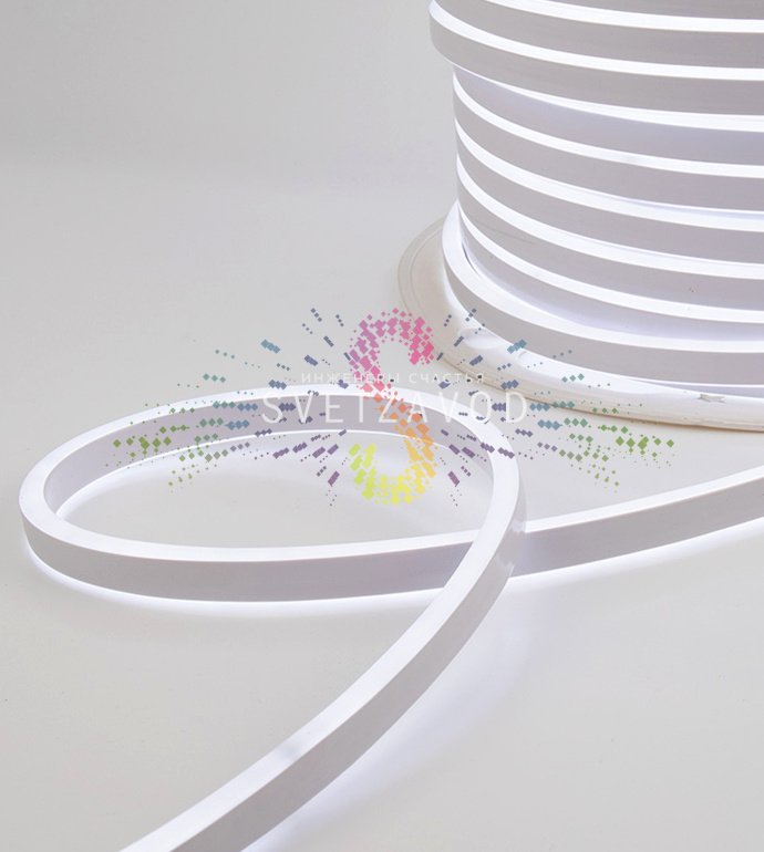 Детальное фото светодиодного гибкого неона Neon-Night: двухсторонняя прямоугольная лента в защитной оболочке, подключенная к сети 220В, демонстрация яркого белого свечения.