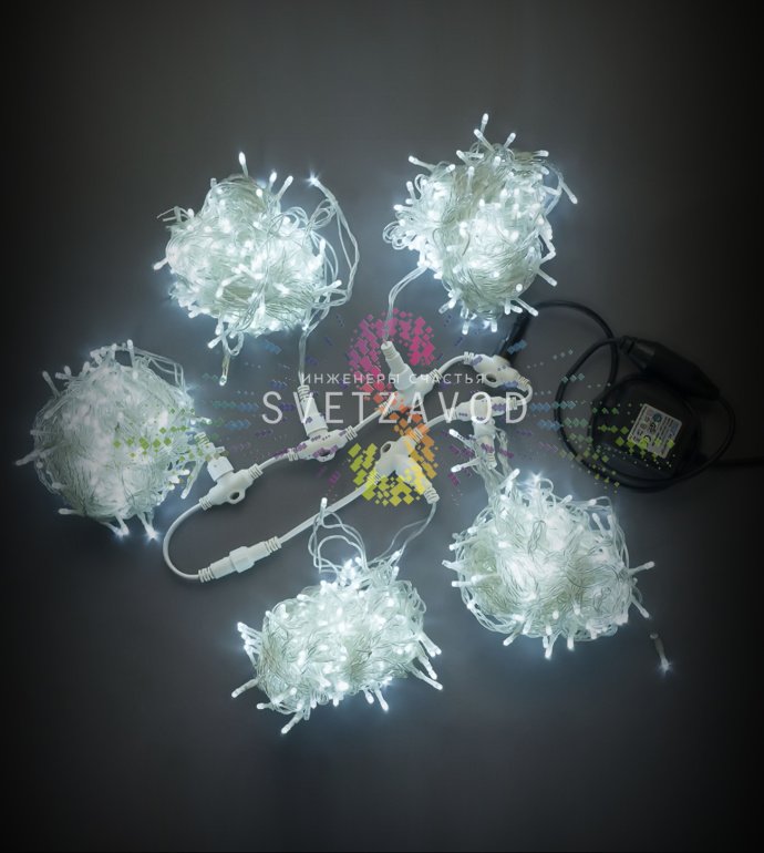 Детальное фото комплекта Клип Лайт Спайдер: 5 нитей по 20 метров на прозрачном проводе, блок питания, разветвитель. Видны светодиоды.