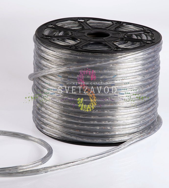 Крупный план светодиодного дюралайта диаметром 13 мм. Видны светодиоды внутри прозрачной трубки, подключенный комплект и мерцающий синий свет.