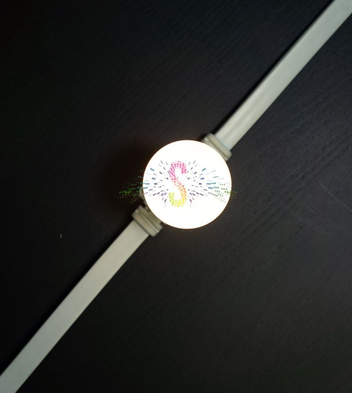 Детальное изображение декоративной LED-лампы SBL-922: матовая пластиковая колба диаметром 40 мм, цоколь Е27, 5 светодиодов SMD внутри.