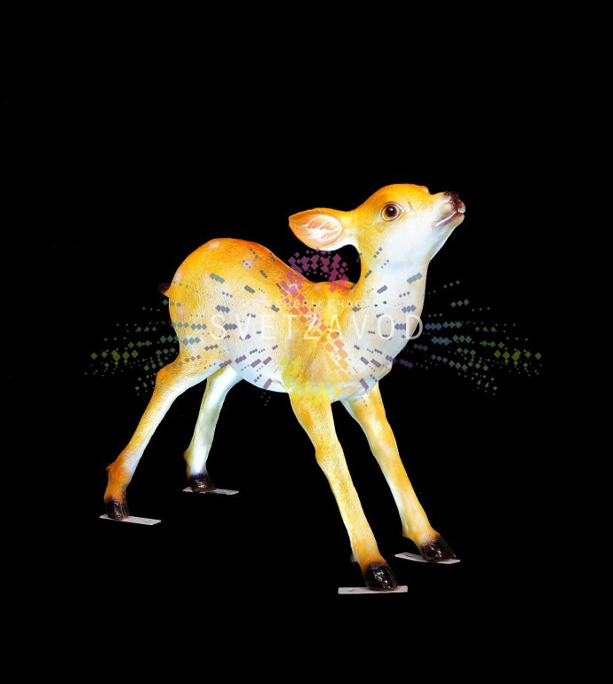 Детальное фото композиции из трех светодиодных фигур оленей из стекловолокна: большой олень (154 см), средний (77 см) и маленький (59 см) с равномерной внутренней подсветкой в вечернее время.