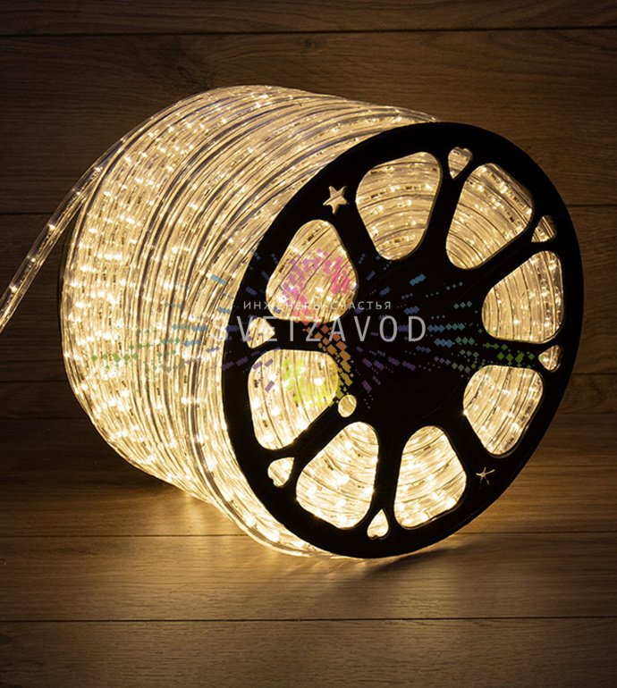 Крупный план светодиодного дюралайта диаметром 13 мм с теплыми белыми светодиодами внутри прозрачной трубки, демонстрирующий равномерное свечение. Крупный план светодиодного дюралайта диаметром 13 мм с теплыми белыми светодиодами внутри прозрачной трубки, демонстрирующий равномерное свечение.