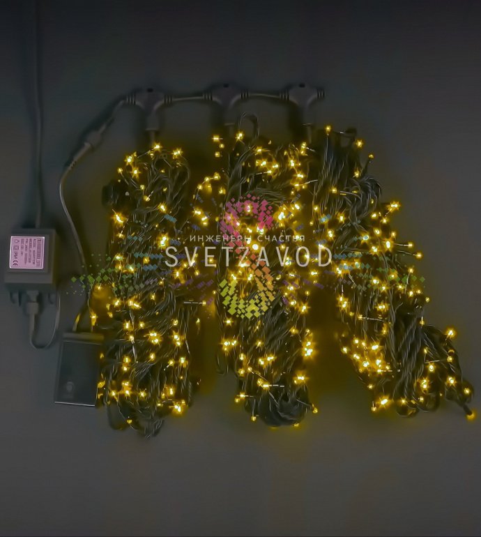 Детальное фото гирлянды Клип Лайт Спайдер: три черные нити по 20 метров с желтыми светодиодами, блок питания, разветвитель. Видны диоды на расстоянии 10 см.