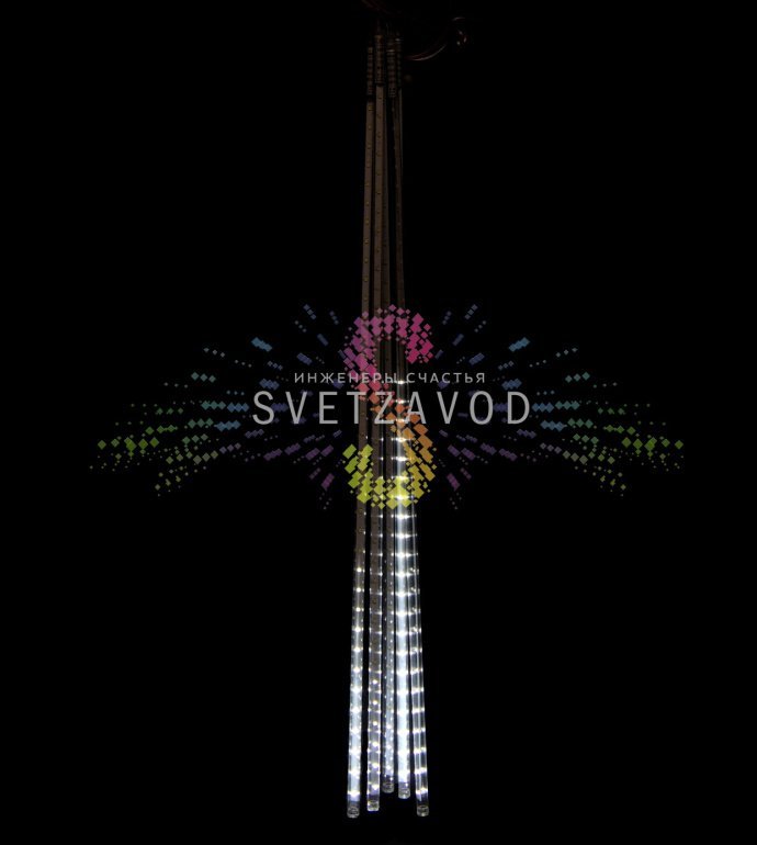 Детальное фото гирлянды Тающие сосульки: 5 пластиковых трубок длиной 80 см с эффектом стекания, закрепленных на 5-метровом проводе ПВХ.