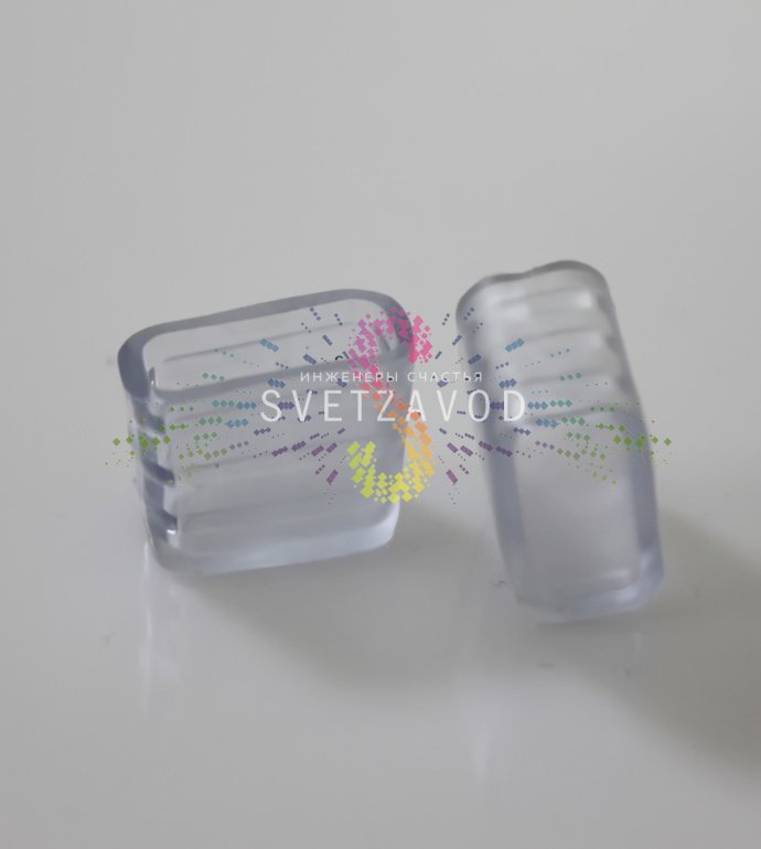 Крупный план пластиковой заглушки для герметизации торца гибкого LED-неона прямоугольного сечения 8х18 мм.