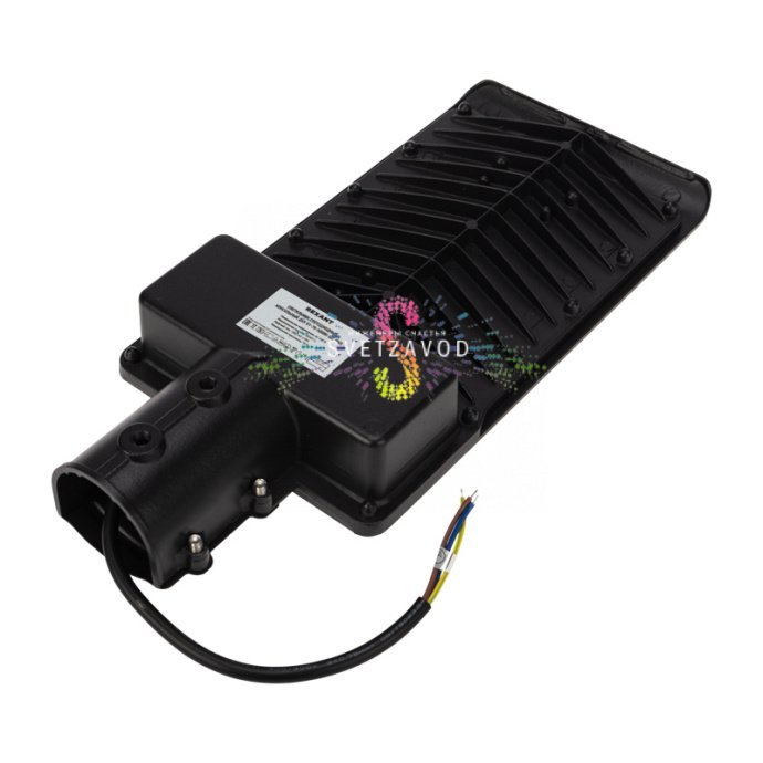 Детальное изображение светодиодного консольного светильника REXANT ДКУ-01: черный алюминиевый корпус, рассеиватель, консольный кронштейн для монтажа на столб.