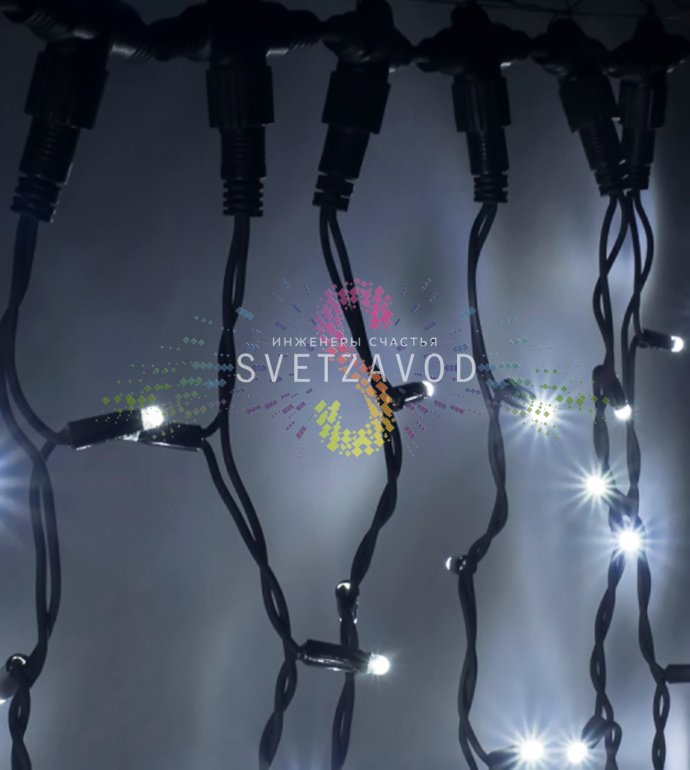 Детальное фото светодиодного занавеса 'Дождь' 2х3м: 20 вертикальных нитей с 740 светодиодами белого холодного свечения, черное каучуковое основание, коннекторы для подключения.