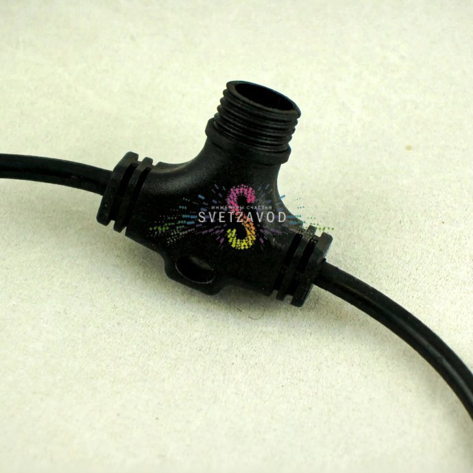 Детальное фото разветвителя для Клип Лайта с тремя коннекторами, прочным корпусом и маркировкой. Изделие предназначено для создания сложных световых схем.