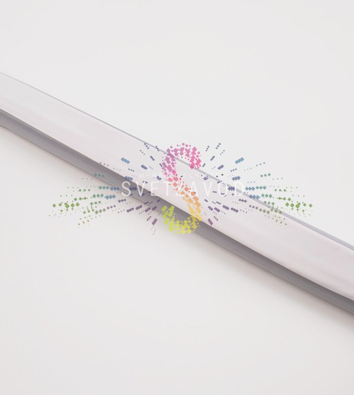 Крупный план светящегося синего гибкого неона Led Neon Flex прямоугольного сечения 8х16 мм, степень защиты IP65.