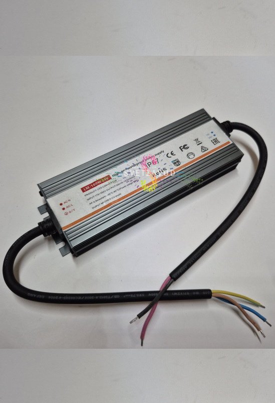 Детальное изображение металлического блока питания 24В 100W со степенью защиты IP67, с маркировкой входного и выходного напряжения.