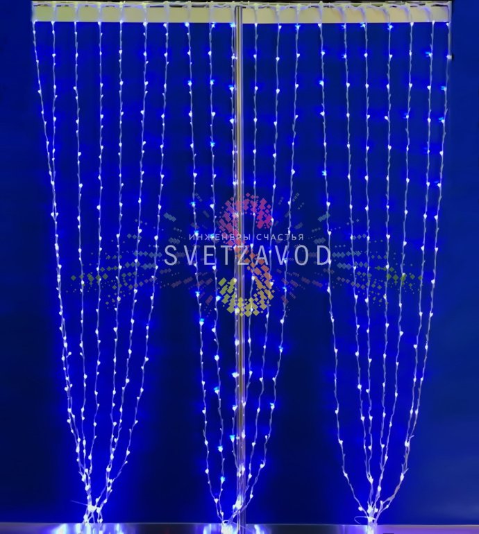 Детальное фото светодиодного занавеса Водопад 2х3м. Видны 13 вертикальных нитей с синими светодиодами, прозрачные провода, контроллер и коннекторы для подключения.