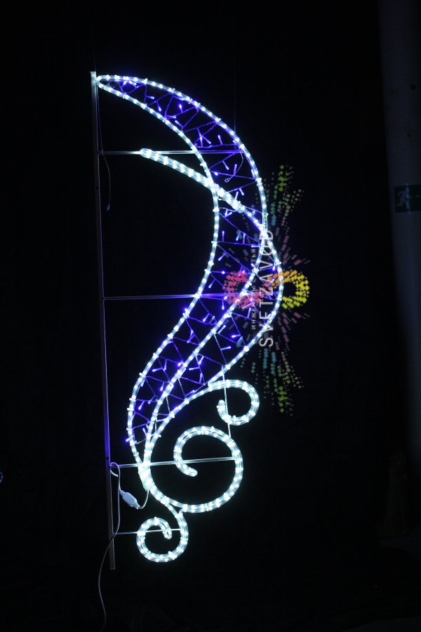 Детальное фото светодиодной консоли Парус размером 150 на 55 см с белым и синим свечением, установленной на улице.