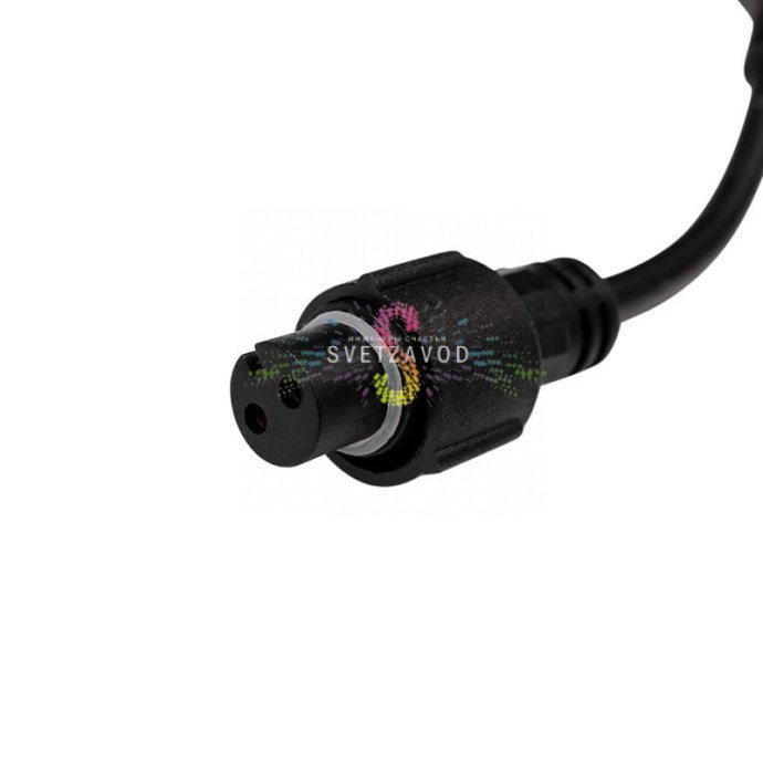 Крупный план светодиодной гирлянды Клип Лайт Спайдер синего свечения на черном проводе ПВХ, демонстрация расстояния между диодами 15 см.