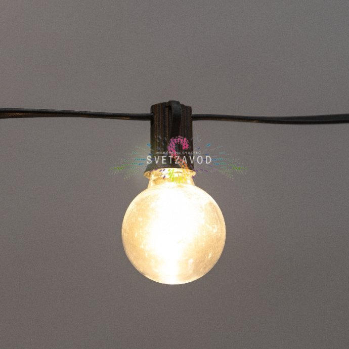 Детальный вид гирлянды: 50 теплых белых ламп накаливания (E12) на черном кабеле, 15 метров, поводок 1.5 м с евровилкой, ПВХ изоляция, помещение и улица