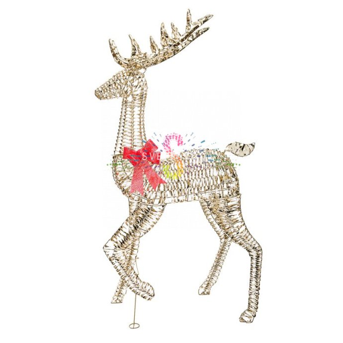 Детальное фото светодиодной каркасной фигуры 3D "Олень" с металлическим каркасом и 1440 светодиодами теплого белого свечения, установленной на улице.