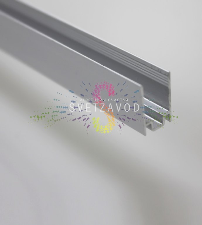 Крупный план алюминиевого профиля для гибкого неона сечением 8х18 мм, демонстрирующий П-образную форму, анодированную поверхность и внутренний паз для установки светодиодной ленты.