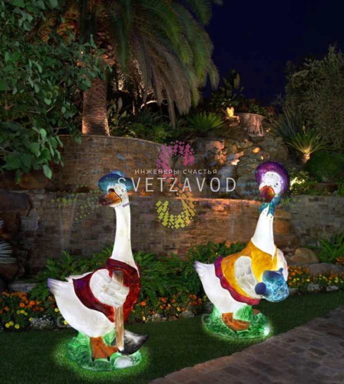 Детальное фото светодиодной фигуры Гусь с лейкой из стекловолокна. Видны светодиодная подсветка, конструкция и лейка. Размеры: высота 68 см, длина 30 см.