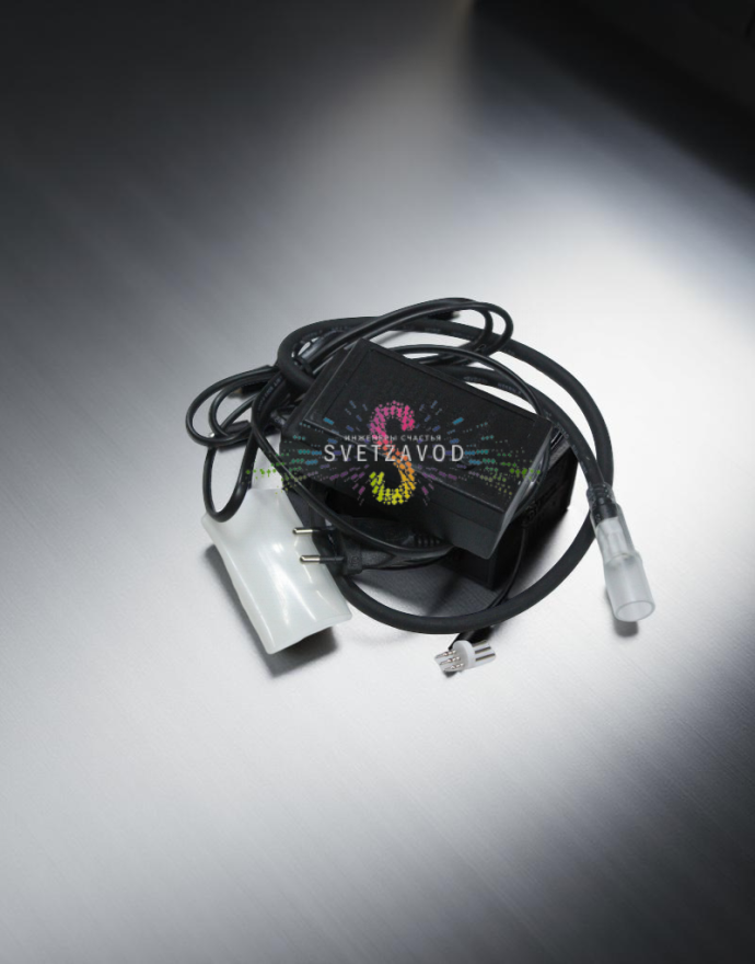 Крупный план светодиодной гирлянды Клип Лайт Спайдер синего свечения на черном проводе ПВХ, демонстрация расстояния между диодами 15 см.