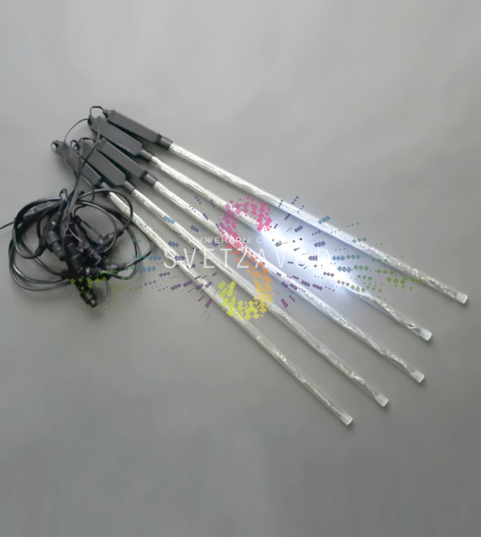 Детальное фото гирлянды Тающие сосульки: 5 пластиковых трубок по 1 метру на 5-метровом проводе, подключенных к блоку питания 12В.