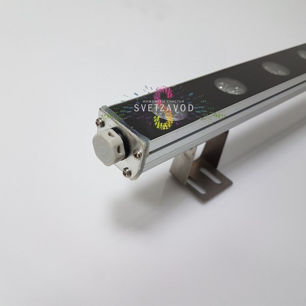 Детальное фото линейного светодиодного прожектора: красное свечение, серый алюминиевый корпус длиной 50 см, степень защиты IP65.