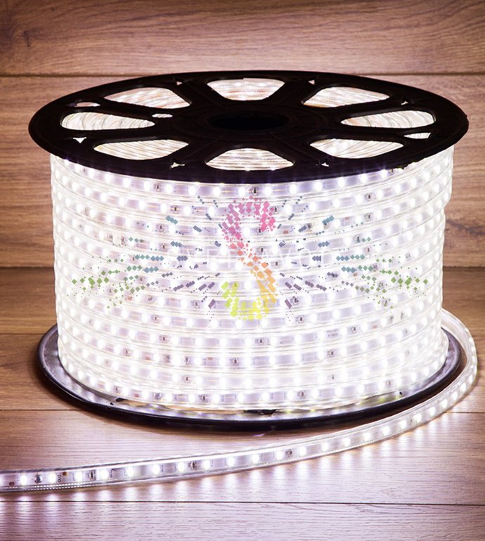 Крупный план светодиодной ленты Тейп Лайт 60SMD5730 в прозрачной влагозащищенной оболочке, демонстрирующий плотное расположение диодов и сечение 13х6.5 мм.