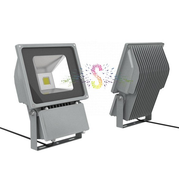 Светодиодный уличный прожектор мощностью 70Вт в сером металлическом корпусе с защитным стеклом, установленный на кронштейне для накладного монтажа.