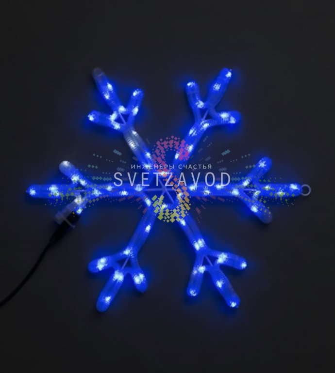 Крупный план синей светодиодной снежинки на металлическом каркасе, подключенной к сети 220В, с видимыми светодиодами и крепежным ушком.