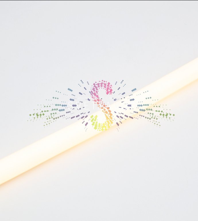 Крупный план светящегося гибкого неона круглого профиля диаметром 16 мм с равномерным теплым белым свечением на 360 градусов.