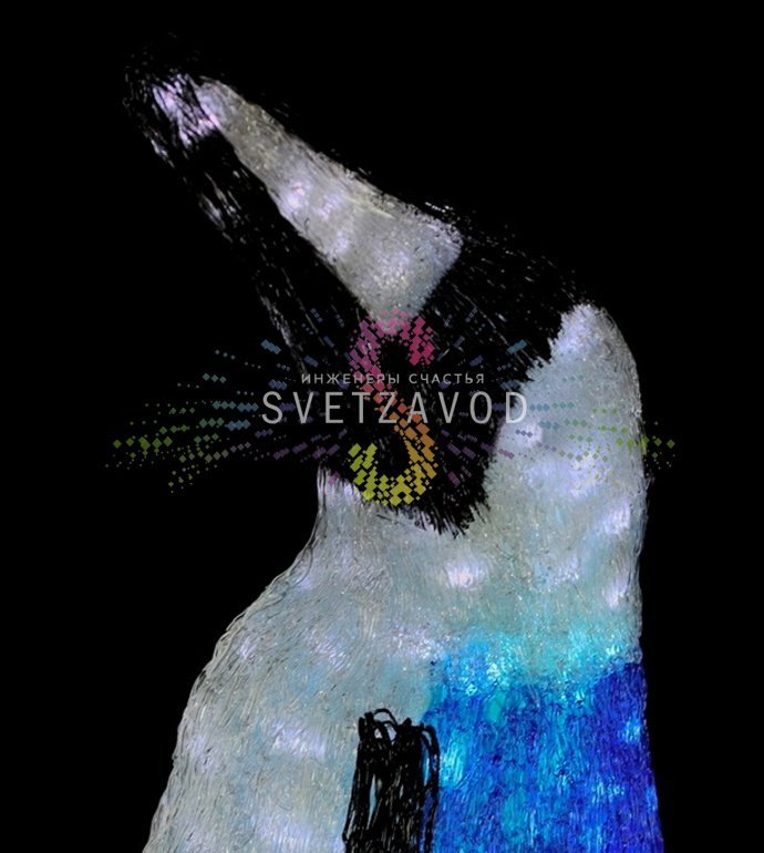 Детальное фото акриловой фигуры Королевский пингвин с 1528 светодиодами. Видны металлический каркас, акриловый корпус и равномерное свечение. Фигура установлена на улице.