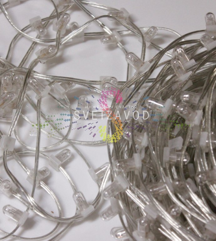 Крупный план светодиодной гирлянды Клип Лайт 12В: прозрачный ПВХ провод, светодиоды в защитных колпачках с шагом 15 см.