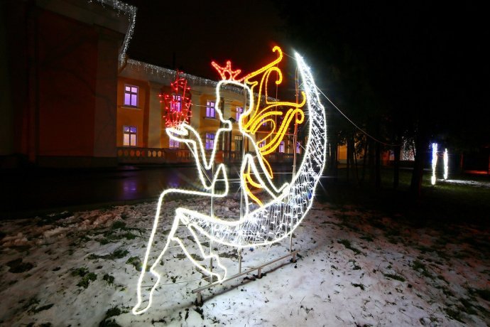 Детальное фото светодиодной композиции 'Лунная принцесса' 2D размером 200х200 см. Видны металлический каркас, светодиодные гирлянды и дюралайт. Фигура предназначена для уличного использования. Детальное фото светодиодной композиции 'Лунная принцесса' 2D размером 200х200 см. Видны металлический каркас, светодиодные гирлянды и дюралайт. Фигура предназначена для уличного использования.