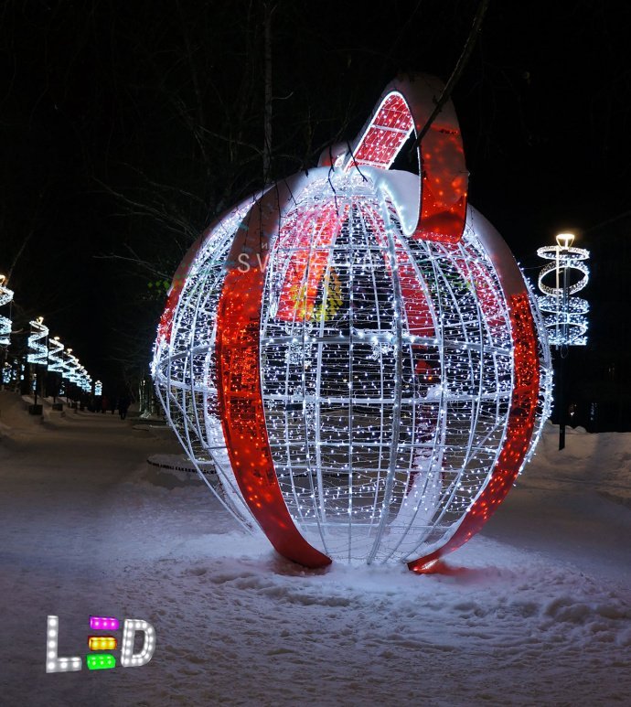 Крупный план световой фигуры Сфера красный бант 400 см: стальной каркас, гирлянды холодного белого и красного свечения, поликарбонатная отделка