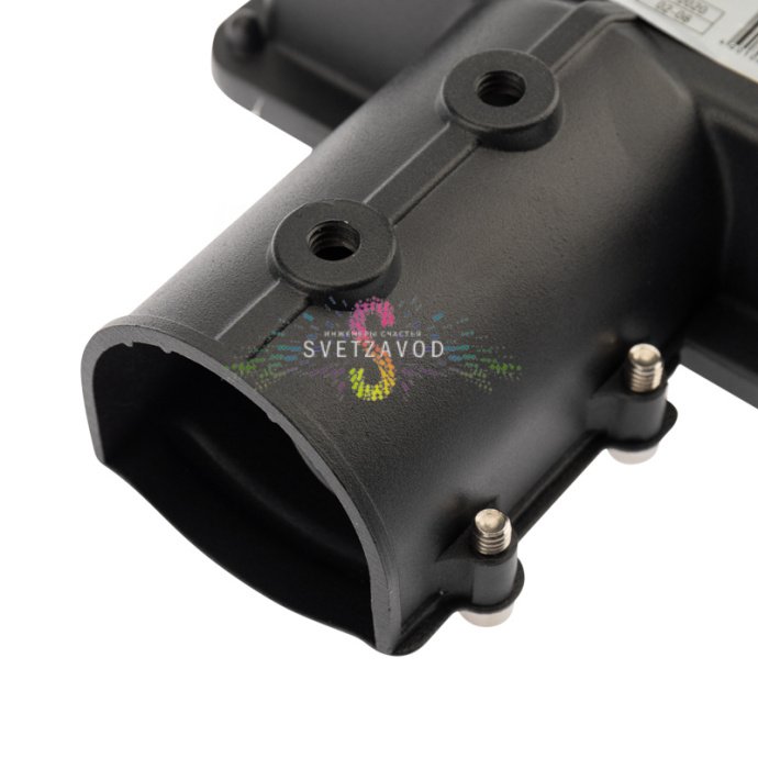 Детальное фото светодиодного консольного светильника ДКУ-01 Rexant: черный алюминиевый корпус, поликарбонатный рассеиватель, кронштейн для крепления на опору.