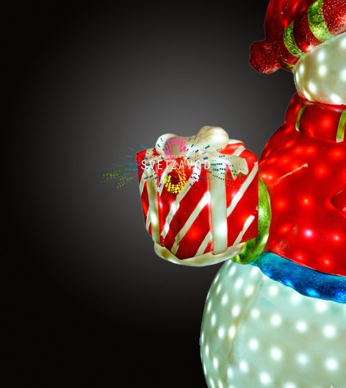 Детальное фото светодиодной фигуры Снеговик с звездочкой для уличного использования. Видны светодиоды, материал стекловолокно и крепления.