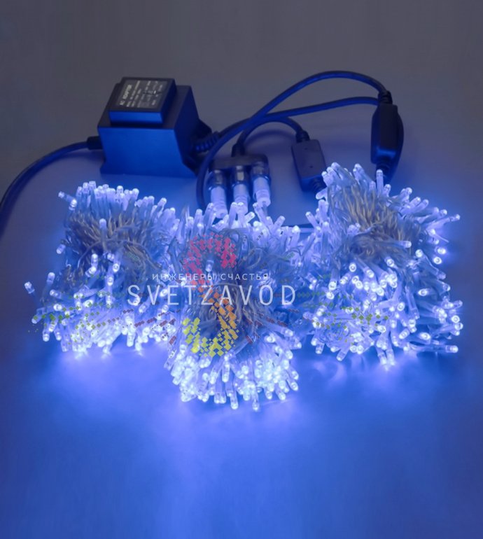 Детальное фото комплекта Клип Лайт Спайдер: 3 нити прозрачного провода с синими мерцающими светодиодами, блок питания 220/24В, упаковка.