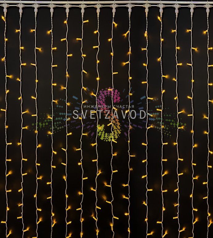 Детальное фото светодиодного дождя Rich Led SPL-853: желтые мерцающие гирлянды на белом ПВХ проводе, подключенный блок питания, коннекторы.