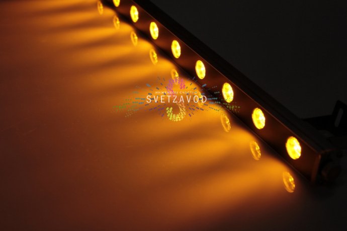 Детальное фото линейного светодиодного прожектора: серый алюминиевый корпус, стеклянный рассеиватель, желтые светодиоды, размеры 50х4х3 см.