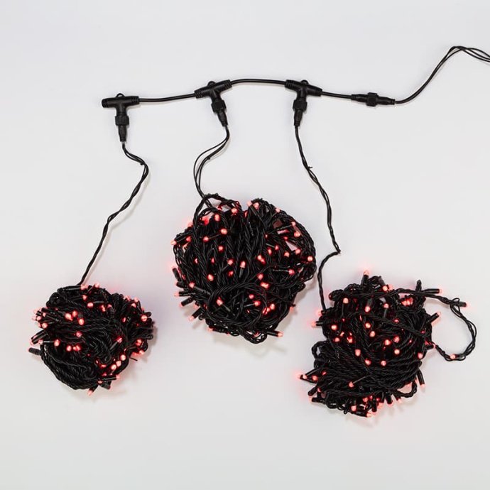 Детальное фото гирлянды Клип Лайт Спайдер: три черные нити с красными светодиодами, контроллер, блок питания 24В, упаковка. Детальное фото гирлянды Клип Лайт Спайдер: три черные нити с красными светодиодами, контроллер, блок питания 24В, упаковка.
