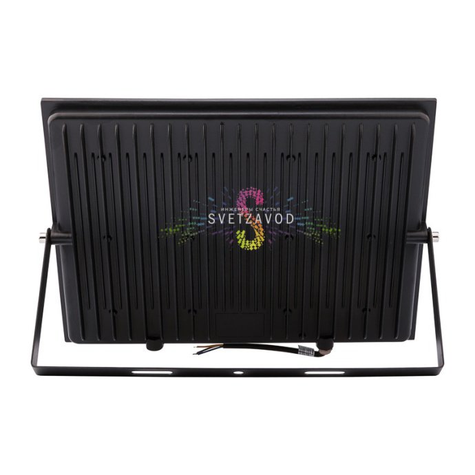 Крупный план светодиодного прожектора REXANT 300Вт с черным алюминиевым корпусом, стеклянным рассеивателем и элементами крепления. Крупный план светодиодного прожектора REXANT 300Вт с черным алюминиевым корпусом, стеклянным рассеивателем и элементами крепления.