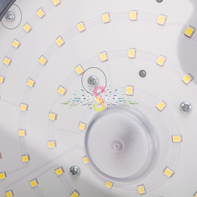 Крупный план черного алюминиевого светильника для высоких пролетов с прозрачным рассеивателем, степень защиты IP65