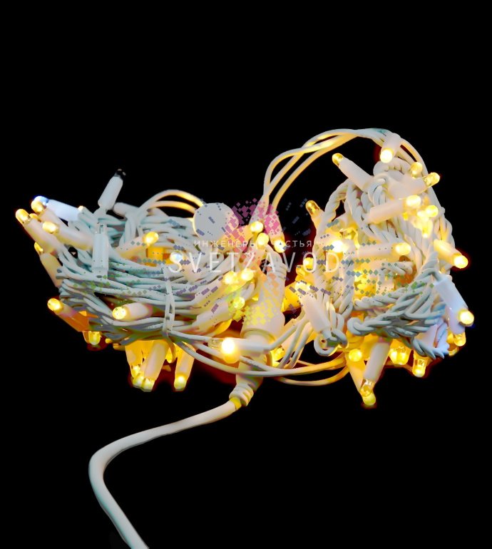 Детальное фото гирлянды-нити Стринг Лайт: желтые светодиоды на белом каучуковом проводе, блок питания, упаковка. Видны защитные колпачки и степень защиты IP65.