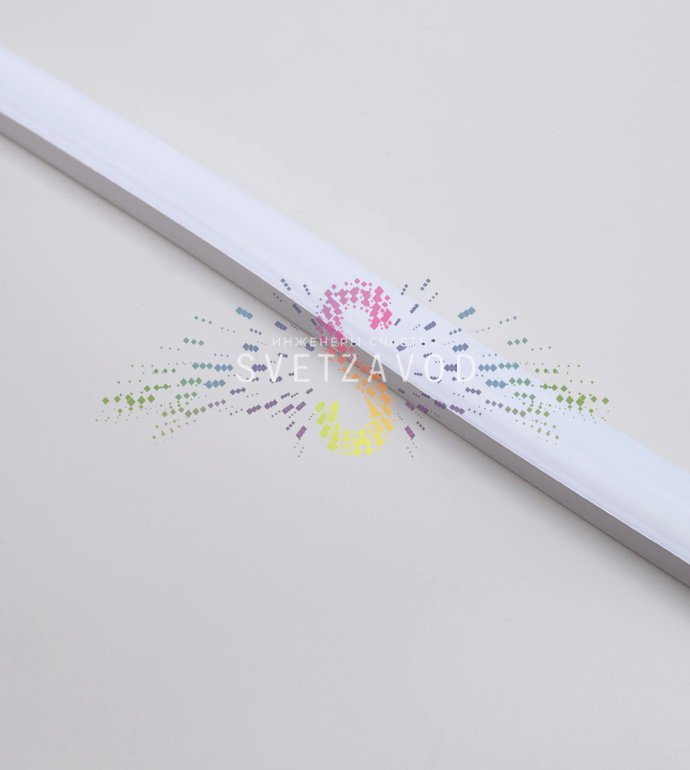 Крупный план светящегося гибкого неона D-формы 16х16мм, демонстрирующий равномерное холодно-белое свечение и матовую ПВХ оболочку.