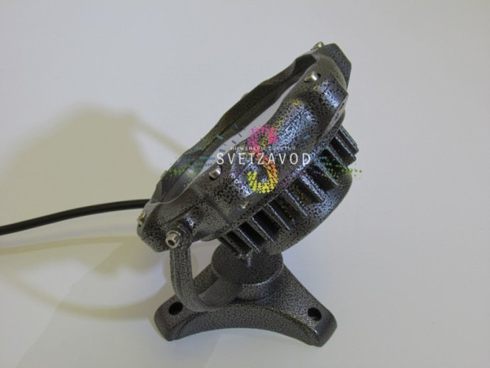 Крупный план серого точечного поворотного светодиодного прожектора с металлическим корпусом, стеклянным рассеивателем и креплением для накладного монтажа.