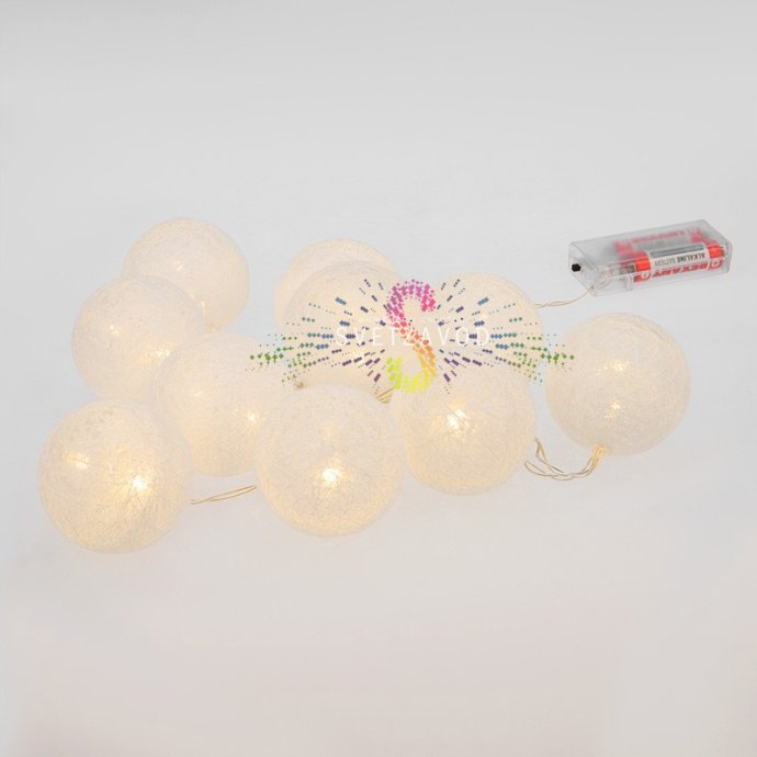 Детальное фото светодиодной гирлянды Тайские фонарики Пломбир от Neon-Night. Видны 10 фонариков из хлопковой нити, прозрачный ПВХ провод и батарейный блок.