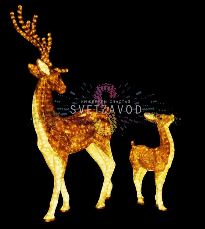 Детальное фото акриловой световой фигуры оленя. Виден металлический каркас, яркие светодиоды и прозрачный акриловый корпус. Фигура установлена на улице.