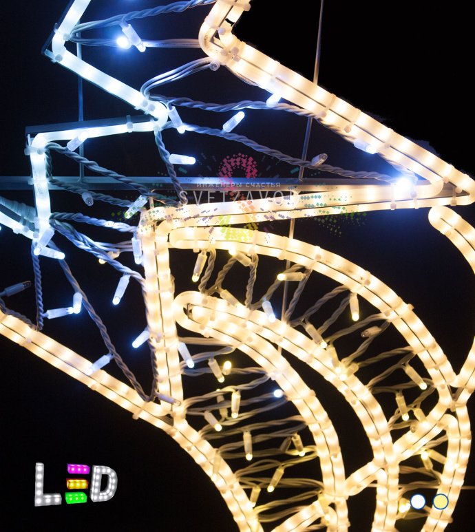 Крупный план светодиодной консоли 'Звезда' 250х100 см белого цвета, установленной на металлическую опору уличного освещения