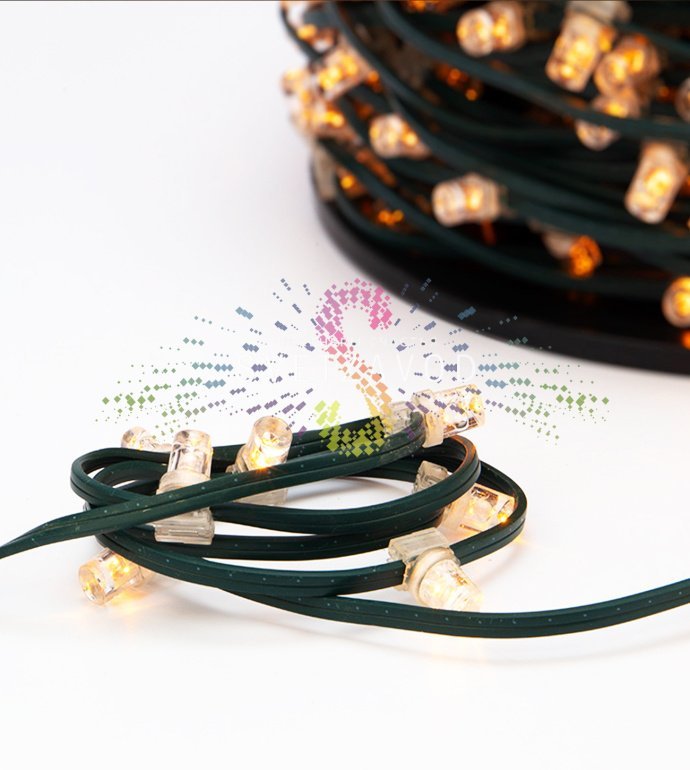 Крупный план светодиодной гирлянды Клип Лайт 12В с желтыми диодами в защитных колпачках на зеленом ПВХ-кабеле, демонстрирующий качество сборки Крупный план светодиодной гирлянды Клип Лайт 12В с желтыми диодами в защитных колпачках на зеленом ПВХ-кабеле, демонстрирующий качество сборки